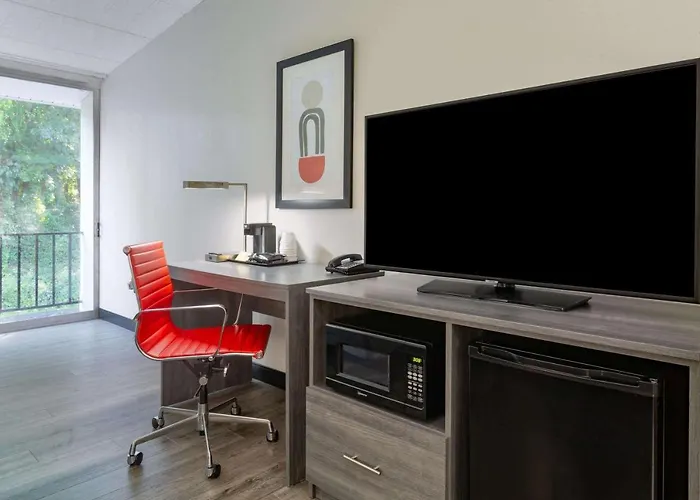 Ramada By Wyndham Hartford North - Bradley Airport